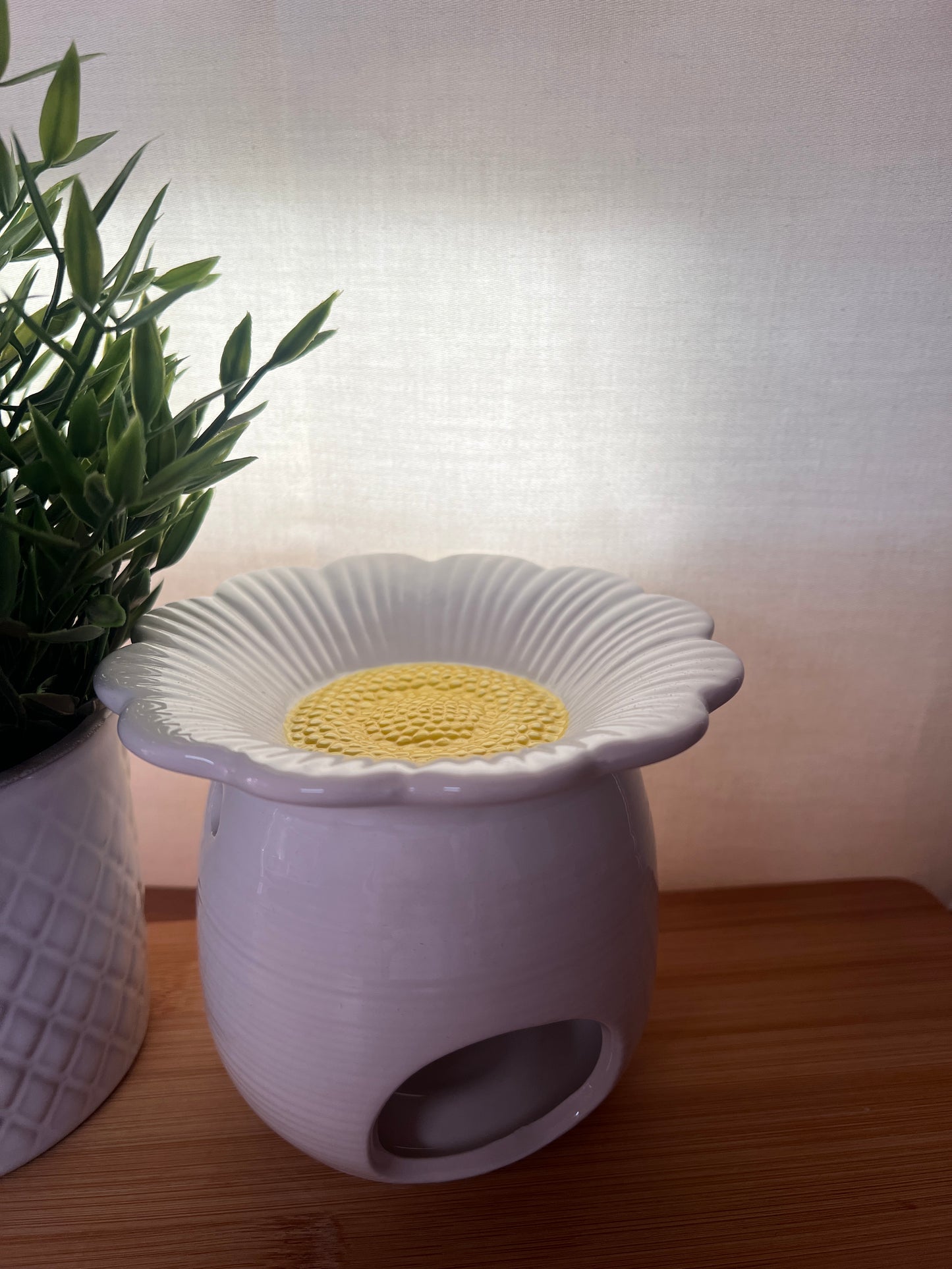 White Daisy Shaped Oil & Wax Melt Burner