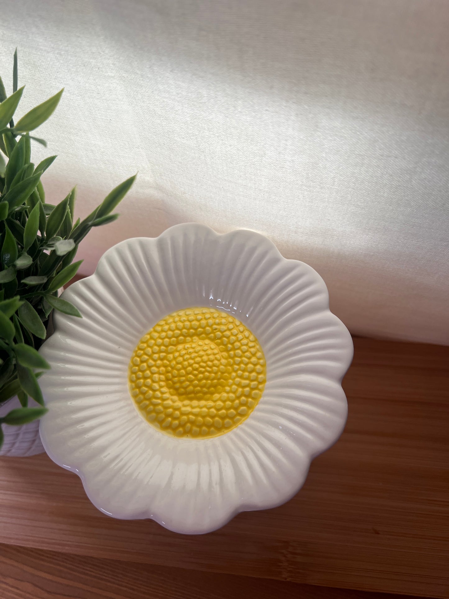 White Daisy Shaped Oil & Wax Melt Burner