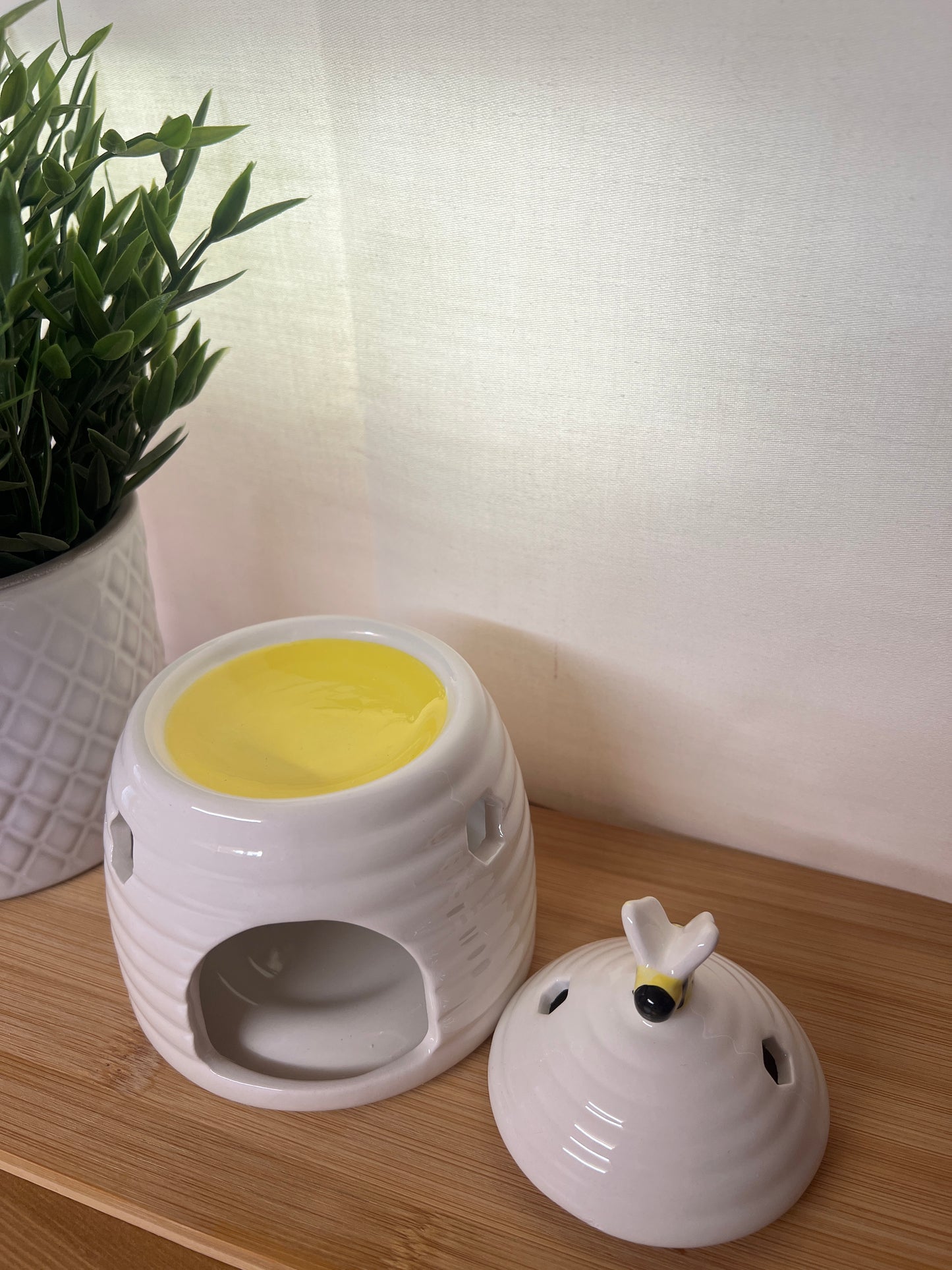 White Beehive Ceramic Oil/ Wax Burner